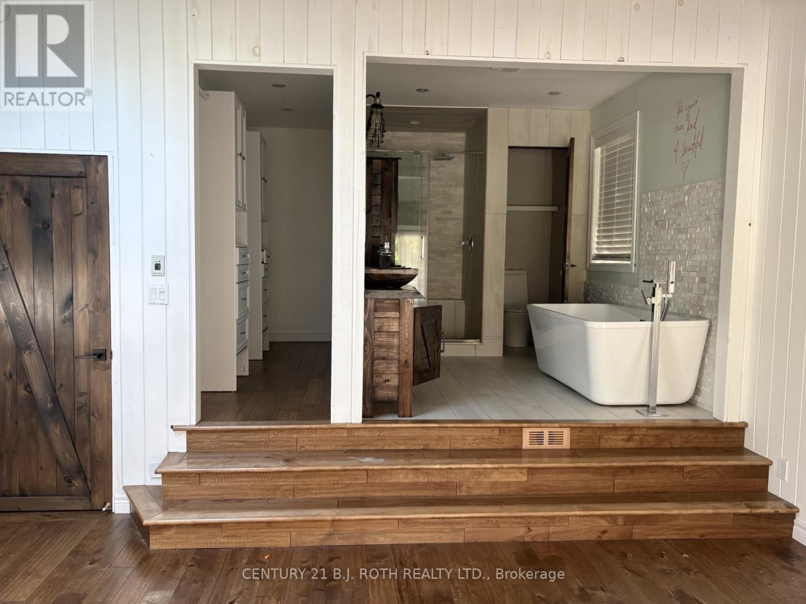 288 River Road E Property Photo 14