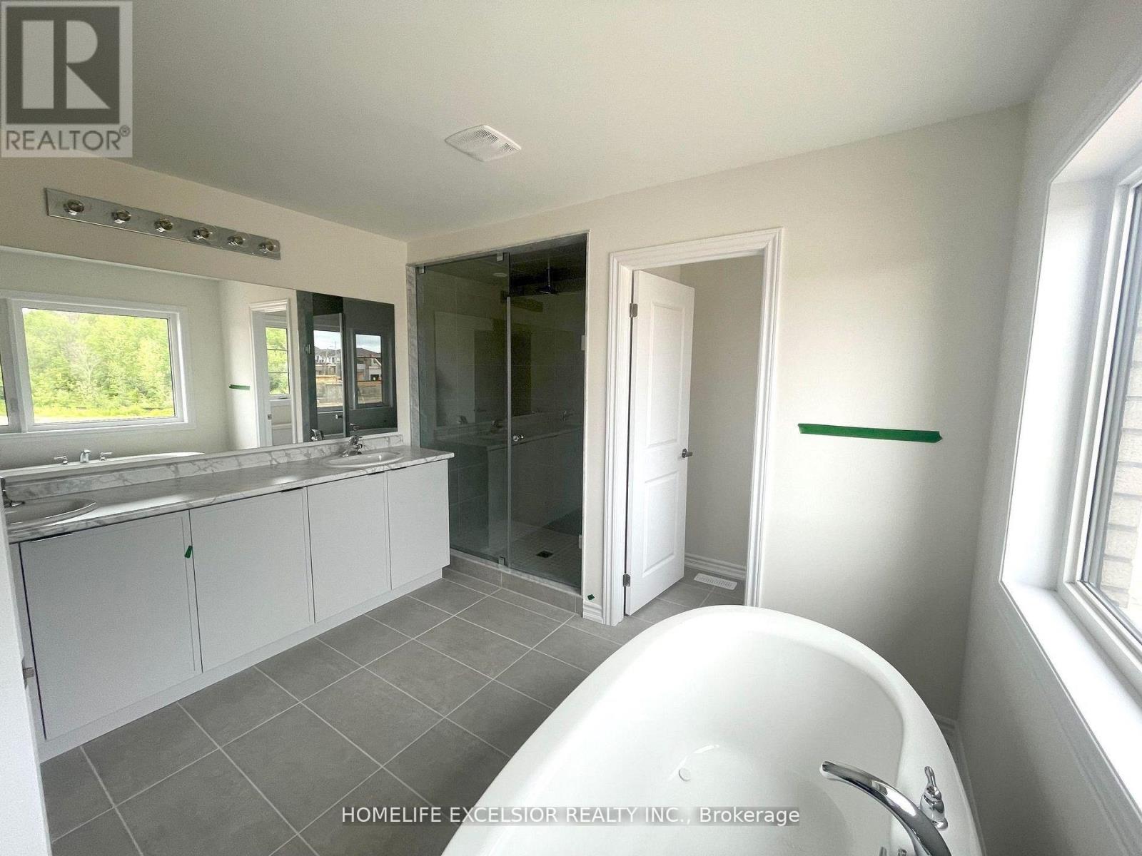 16 Rosanne Circ Property Photo 8
