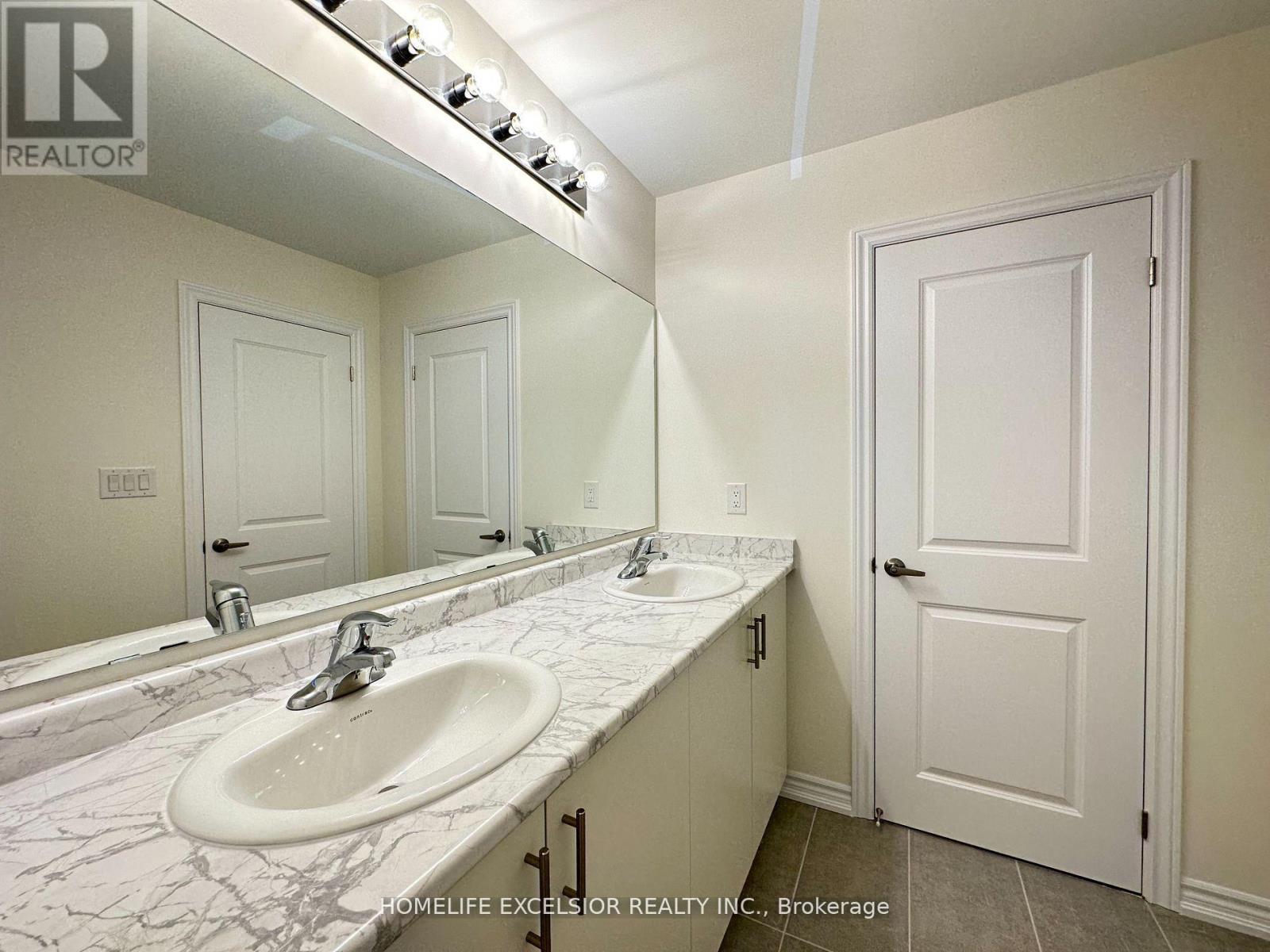 16 Rosanne Circ Property Photo 9