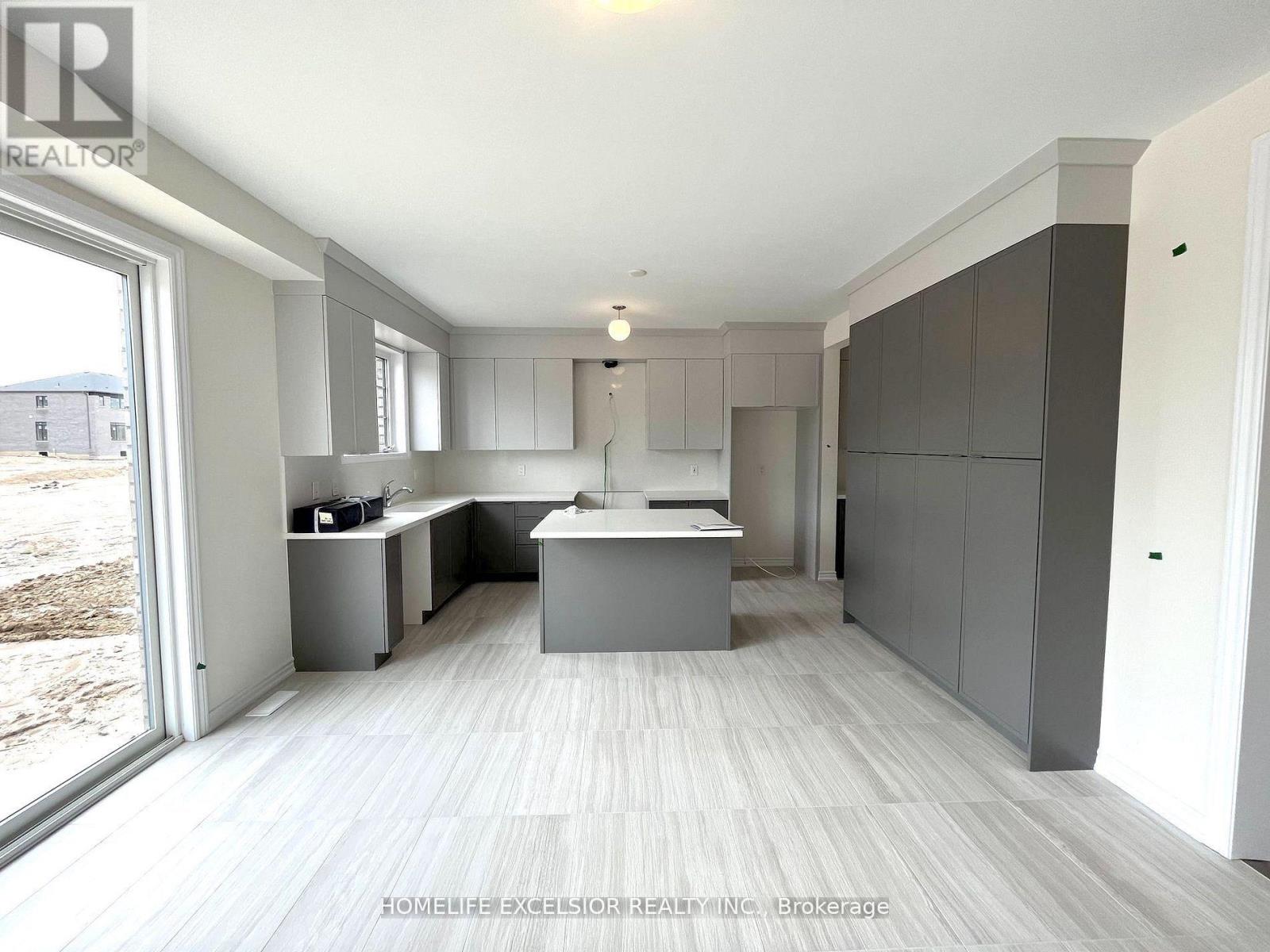 16 Rosanne Circ Property Photo 17