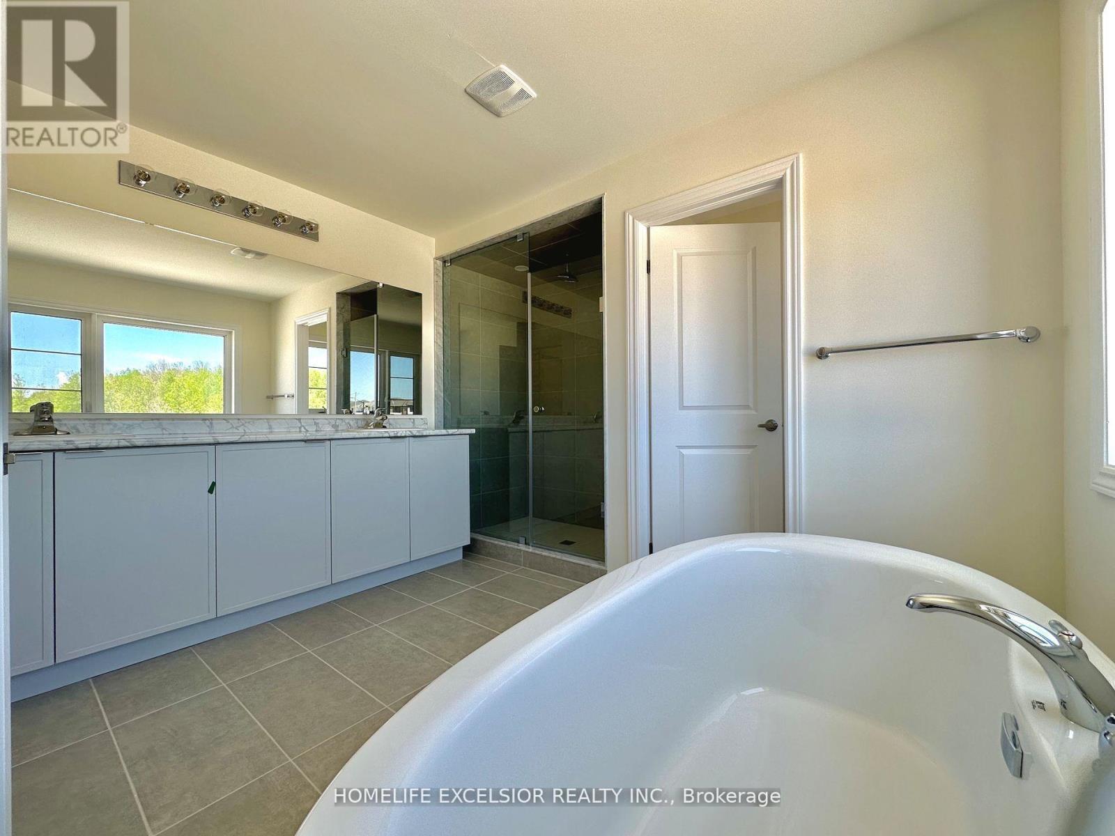 16 Rosanne Circ Property Photo 20