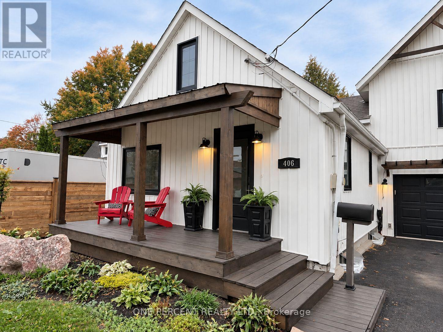 406 Peter Street N Property Photo 2