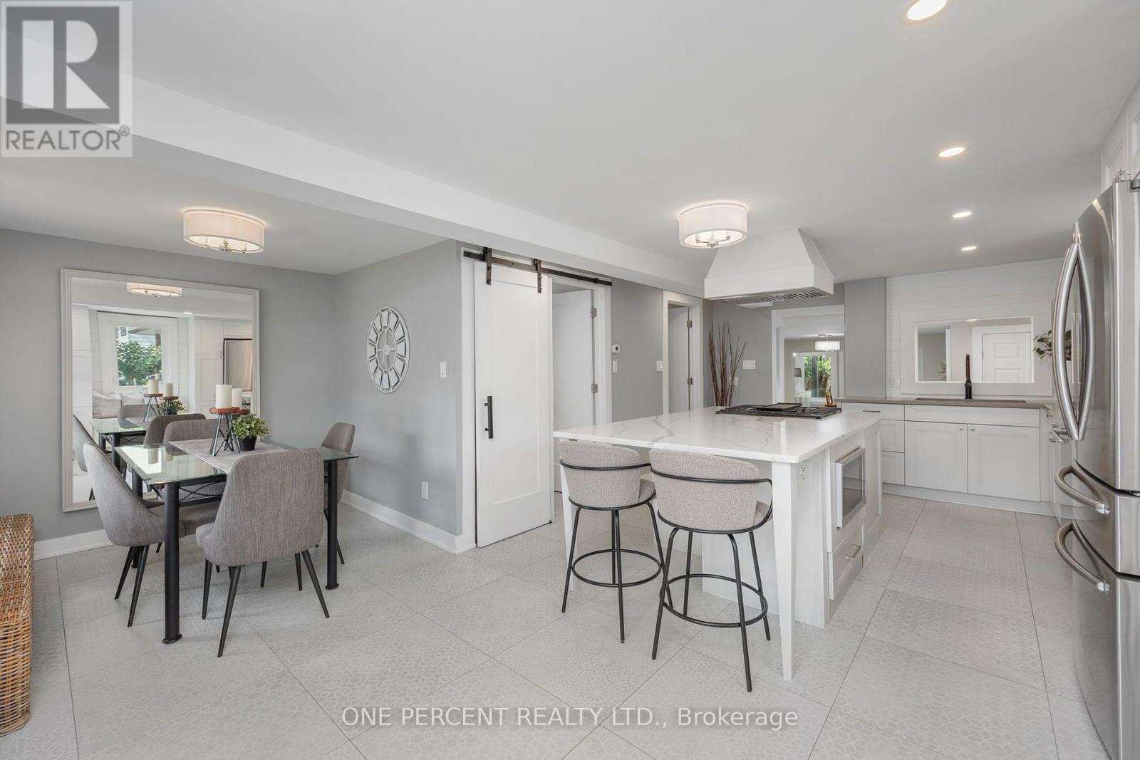 406 Peter Street N Property Photo 3