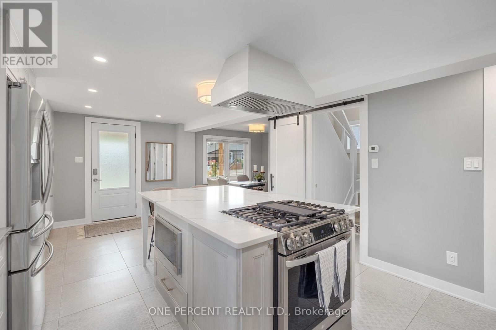 406 Peter Street N Property Photo 8
