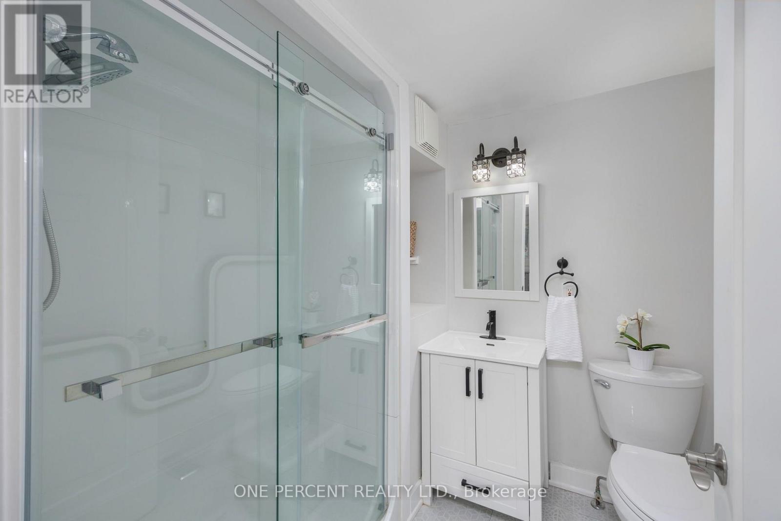 406 Peter Street N Property Photo 9