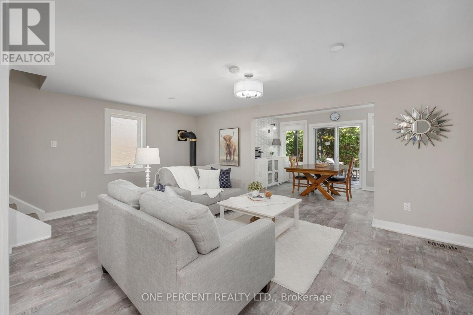 406 Peter Street N Property Photo 10