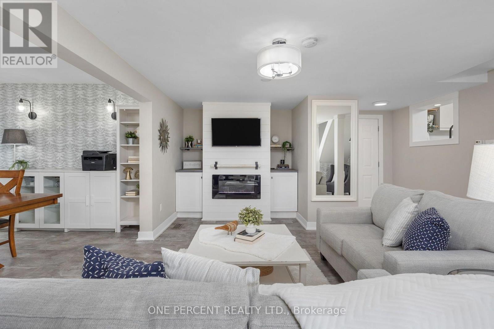 406 Peter Street N Property Photo 11