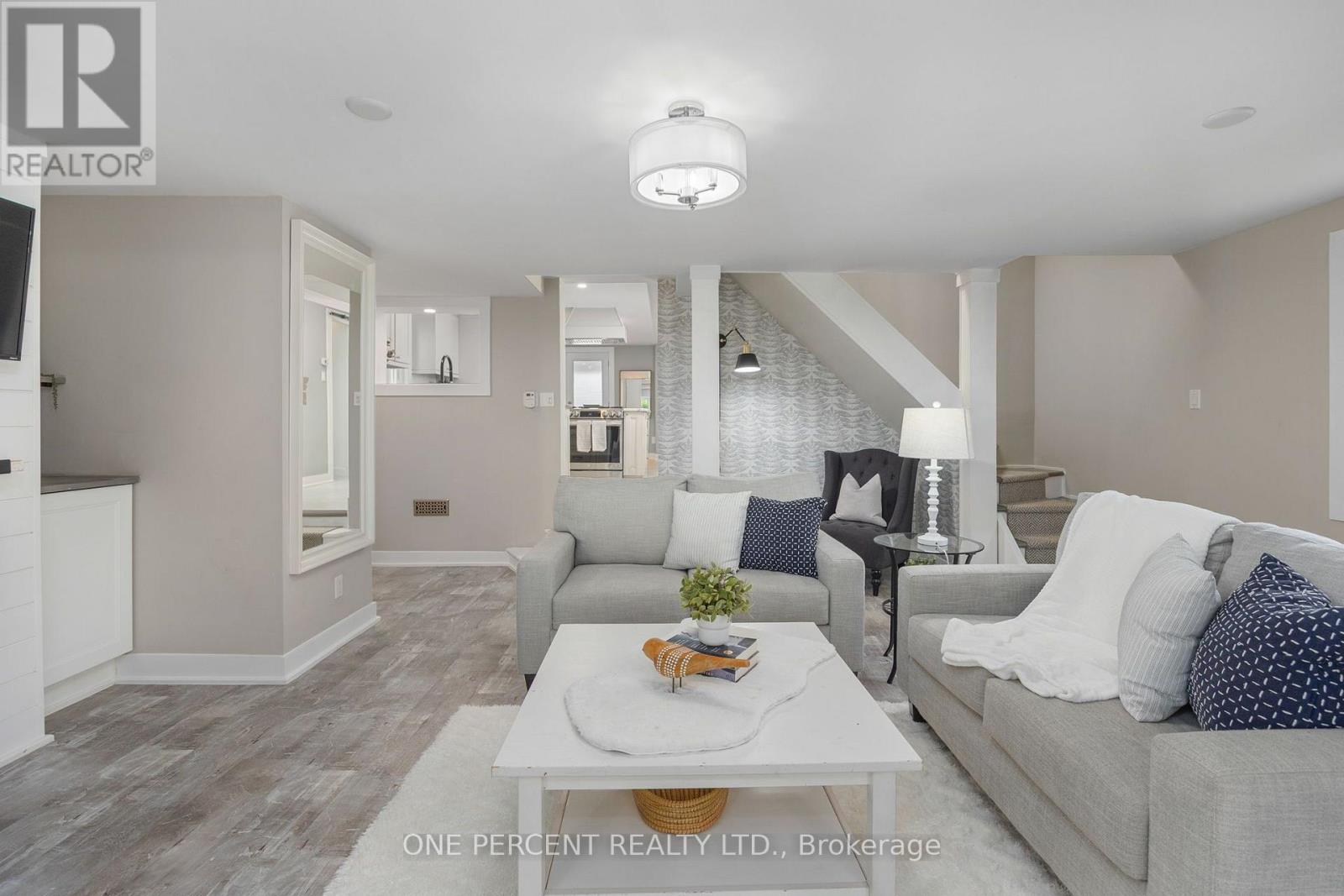 406 Peter Street N Property Photo 12