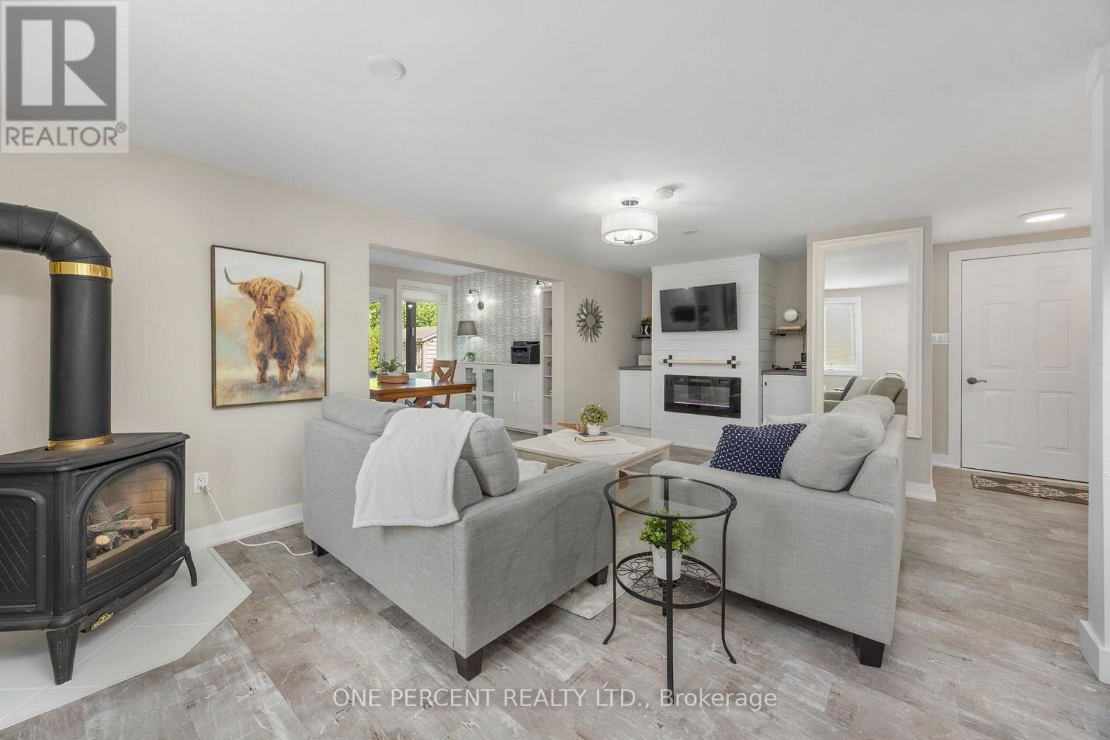 406 Peter Street N Property Photo 14