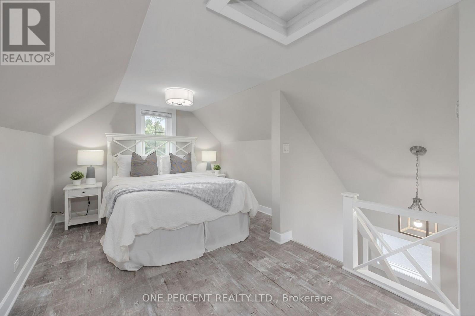 406 Peter Street N Property Photo 17