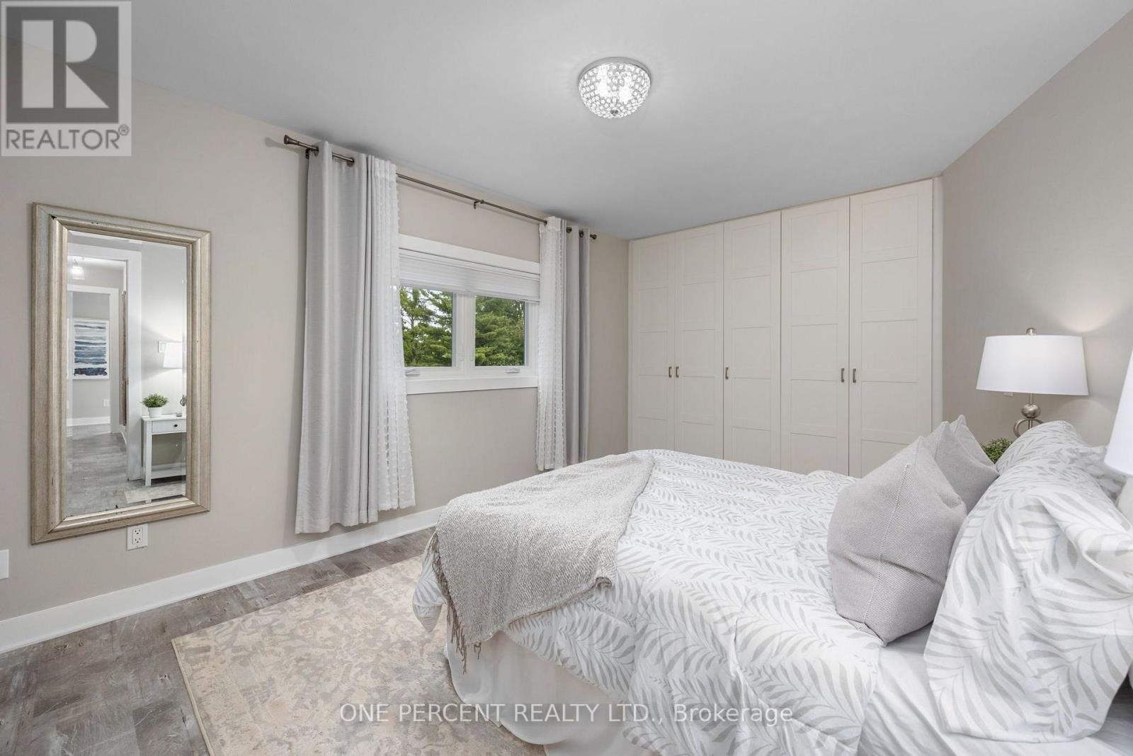 406 Peter Street N Property Photo 19