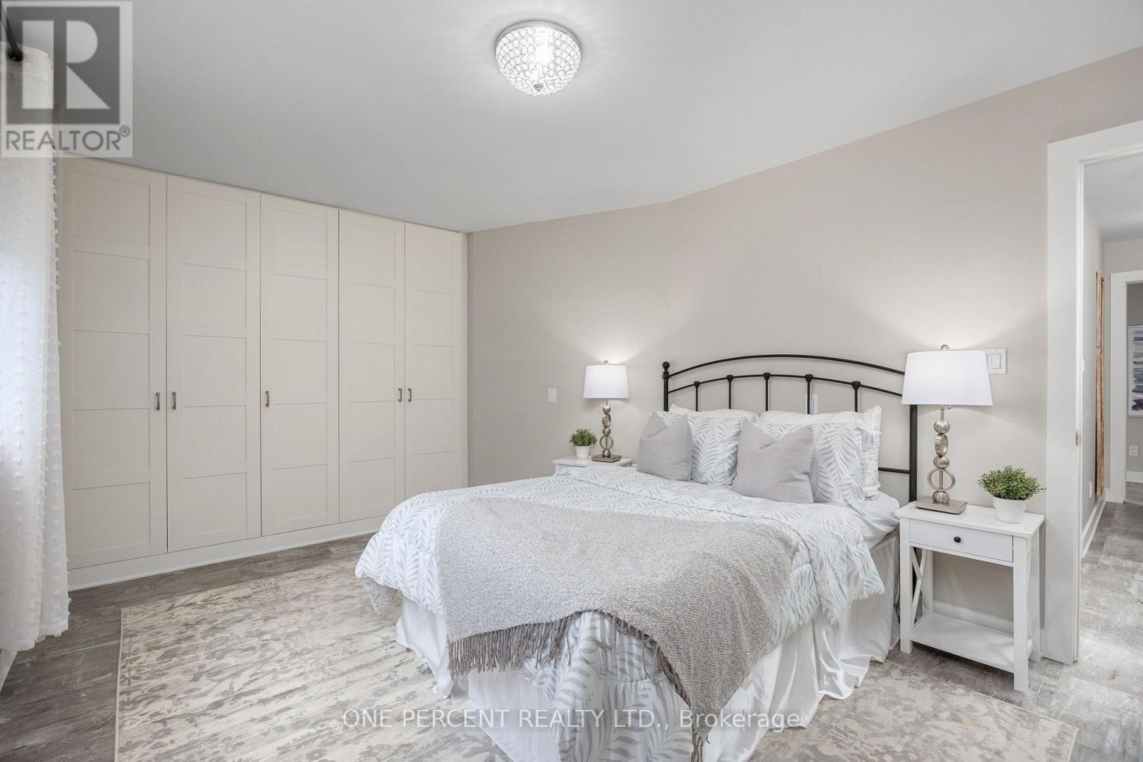 406 Peter Street N Property Photo 20
