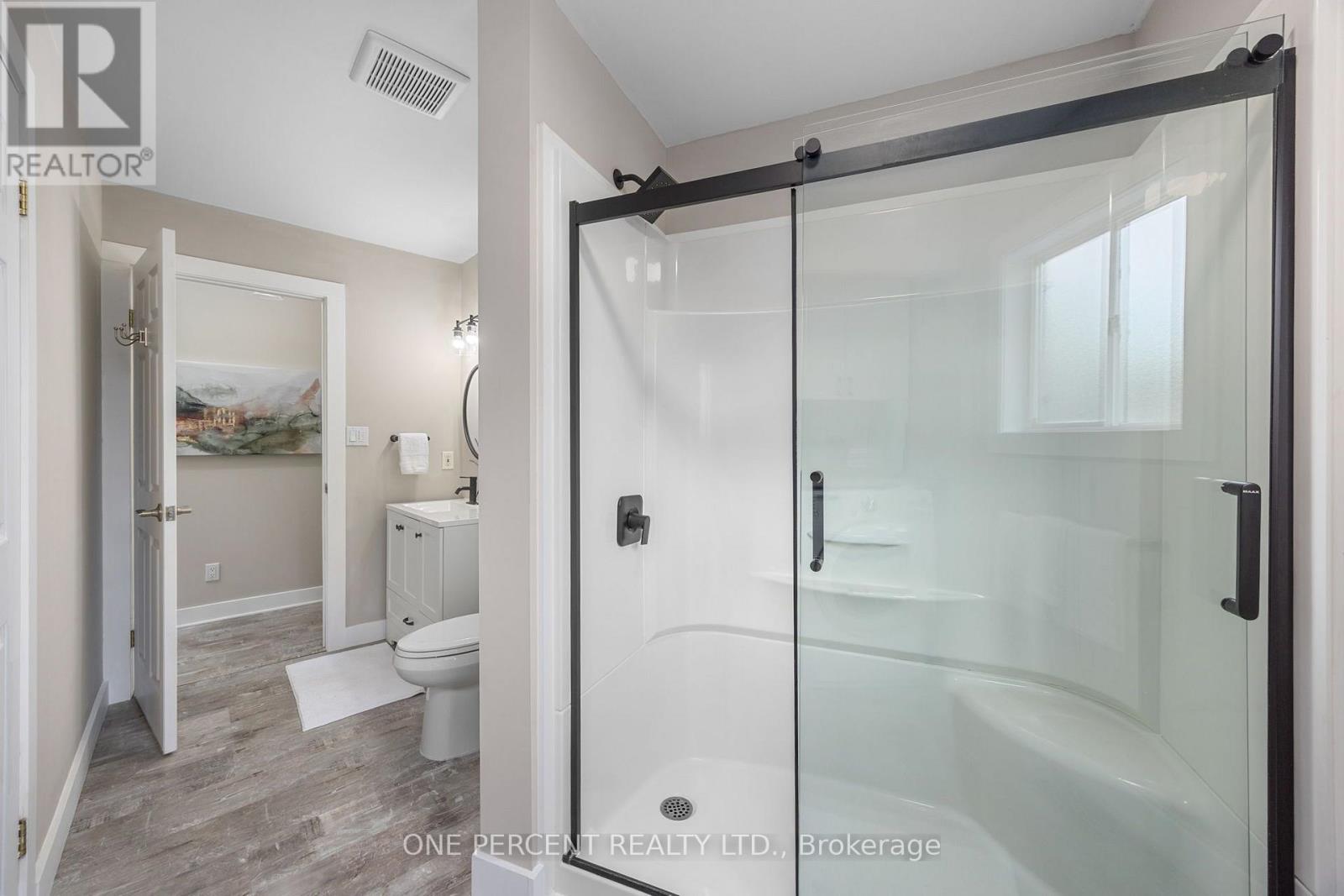 406 Peter Street N Property Photo 23