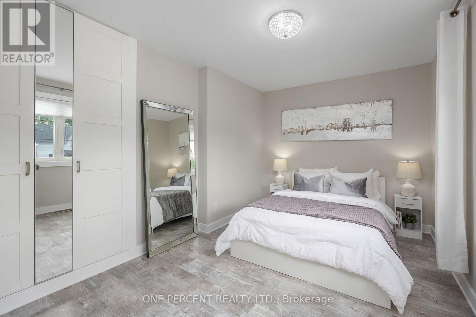 406 Peter Street N Property Photo 24