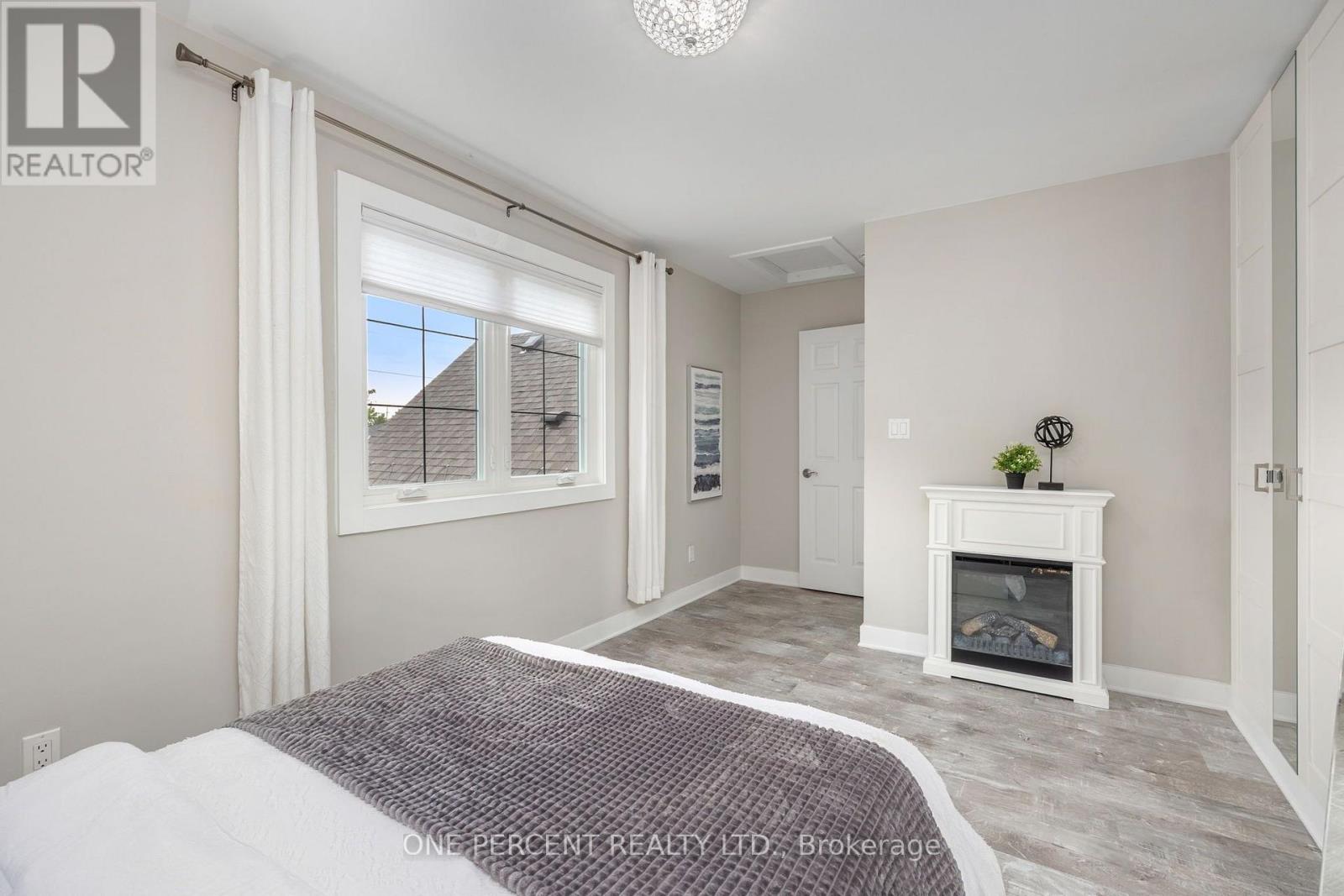 406 Peter Street N Property Photo 25