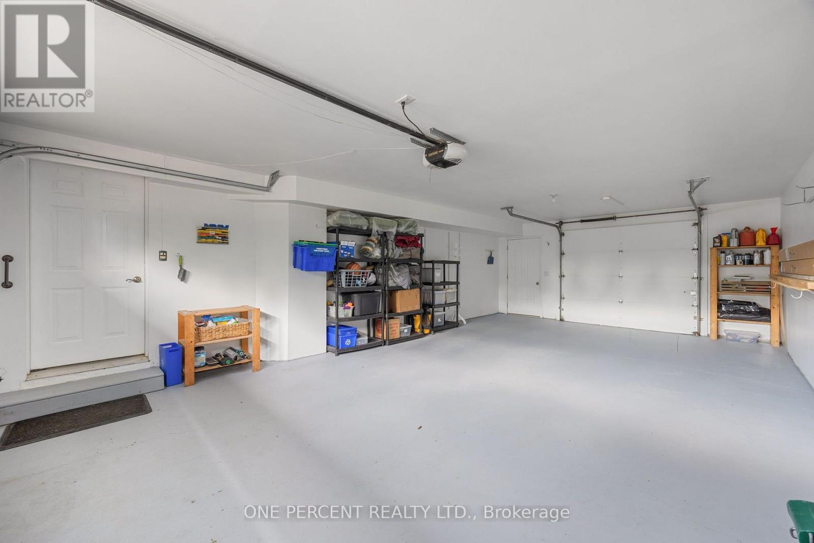 406 Peter Street N Property Photo 27