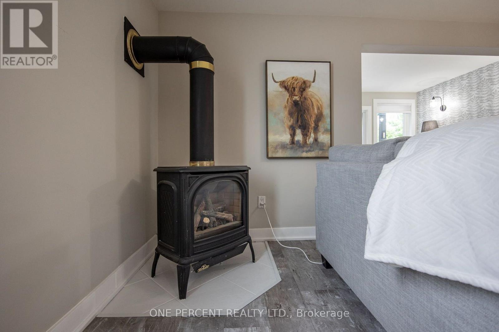 406 Peter Street N Property Photo 29