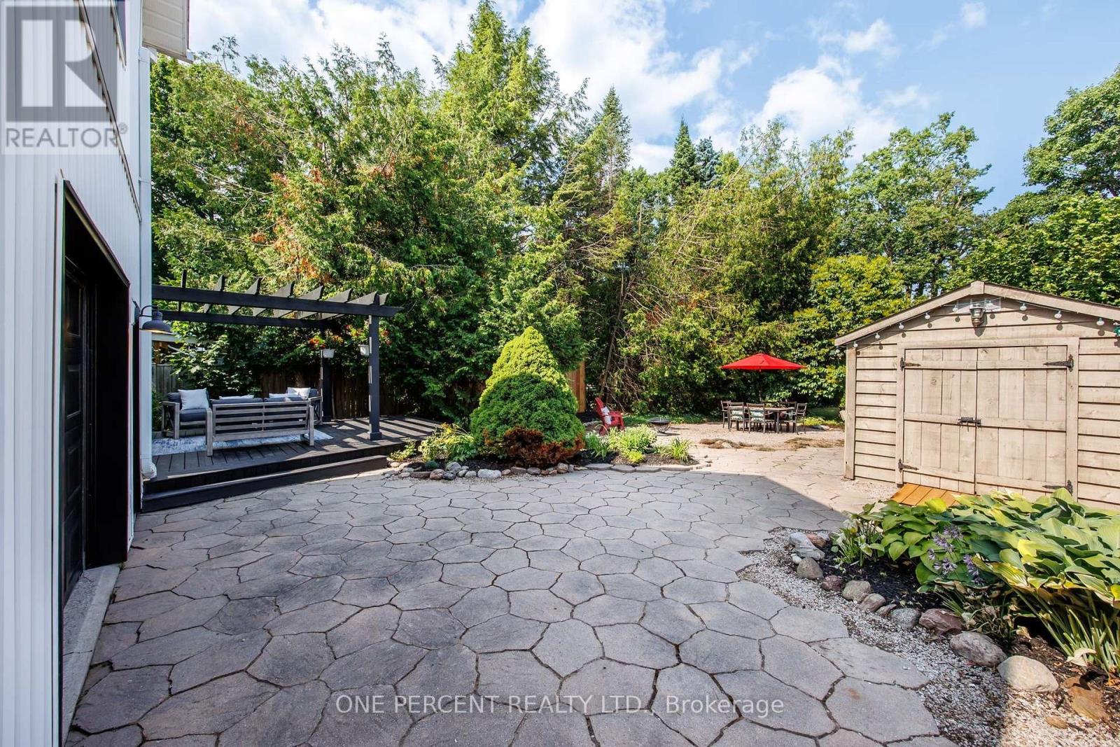 406 Peter Street N Property Photo 34