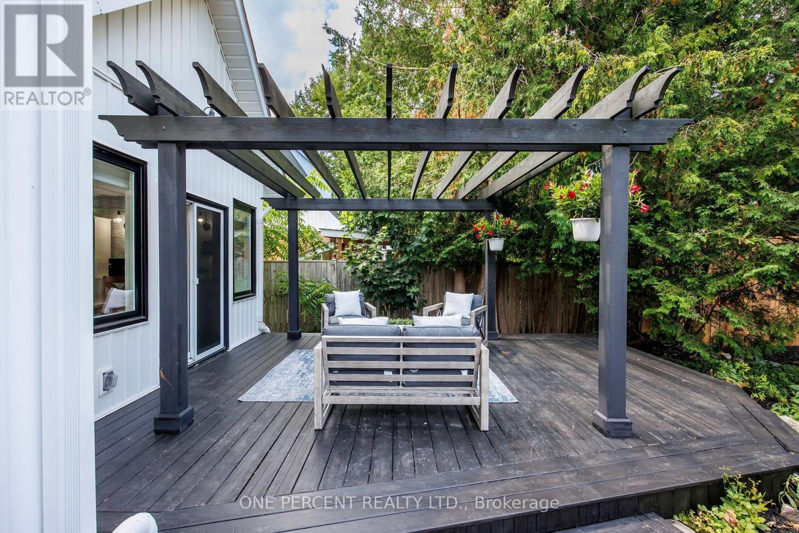 406 Peter Street N Property Photo 35