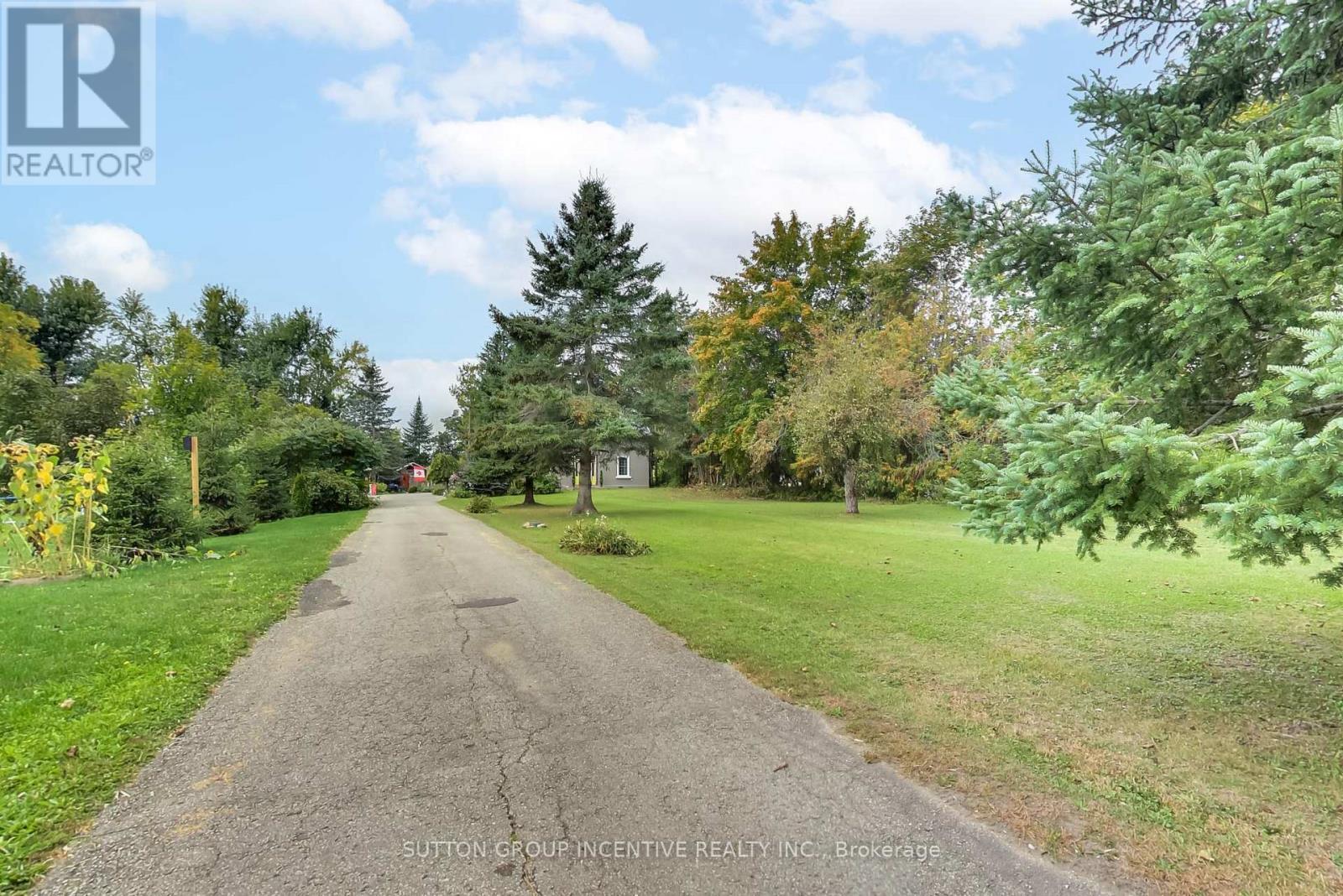 1724 Penetanguishene Road Property Photo 2