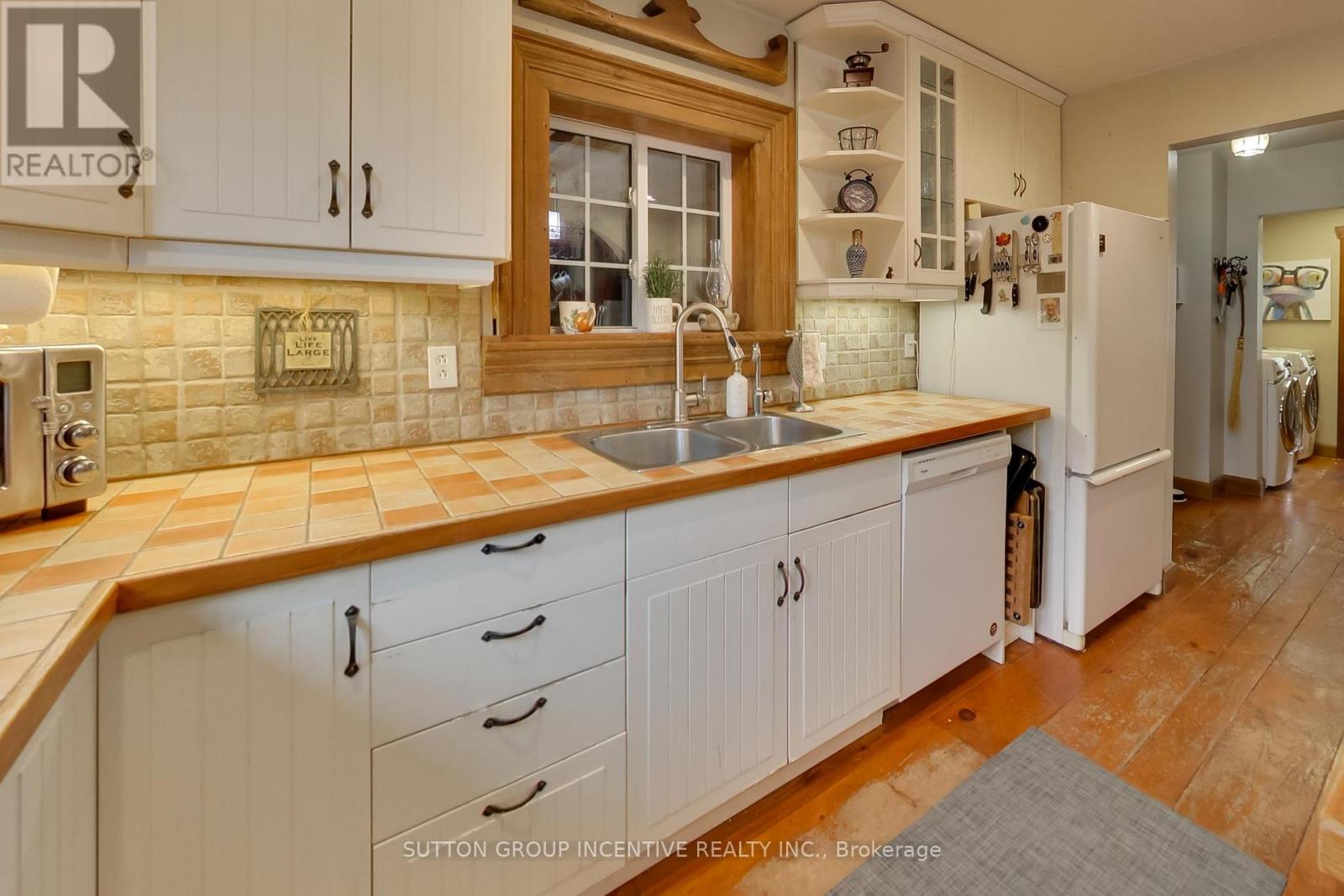 1724 Penetanguishene Road Property Photo 7