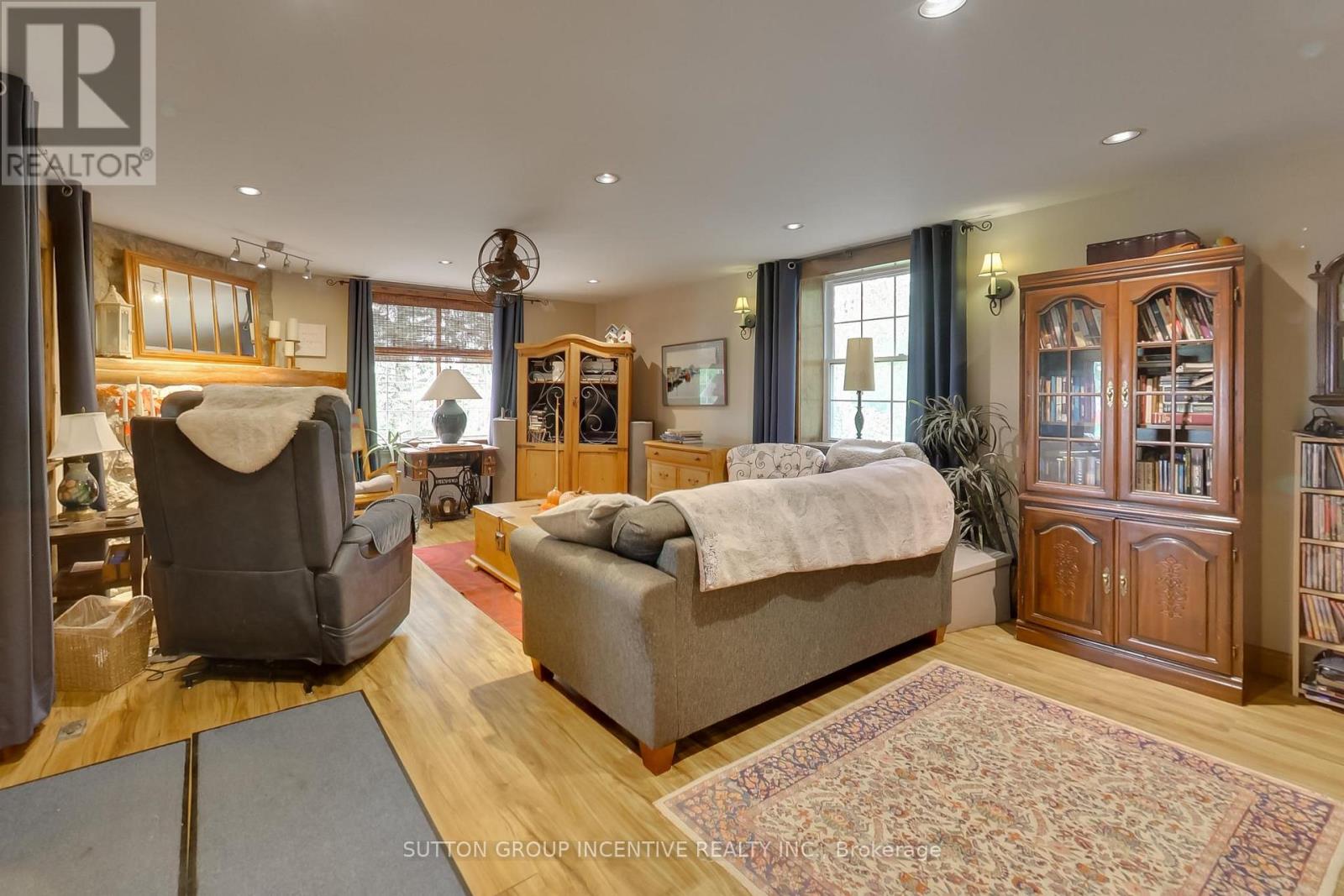 1724 Penetanguishene Road Property Photo 13