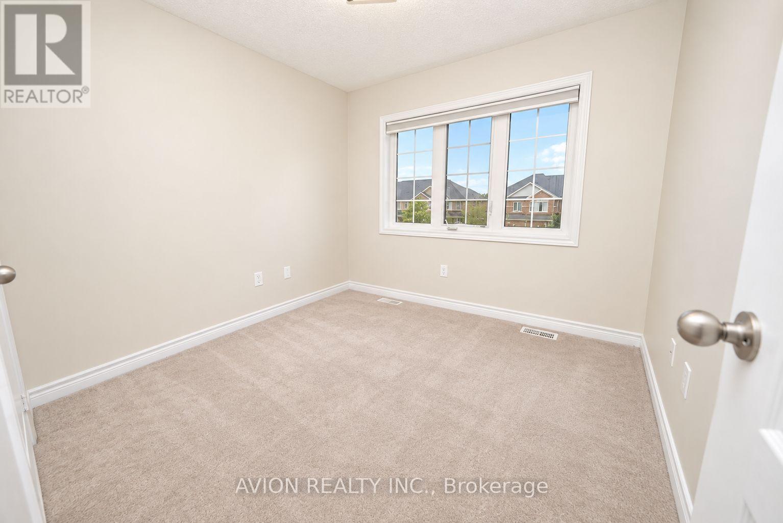 63 Forsyth Crescent N Property Photo 12