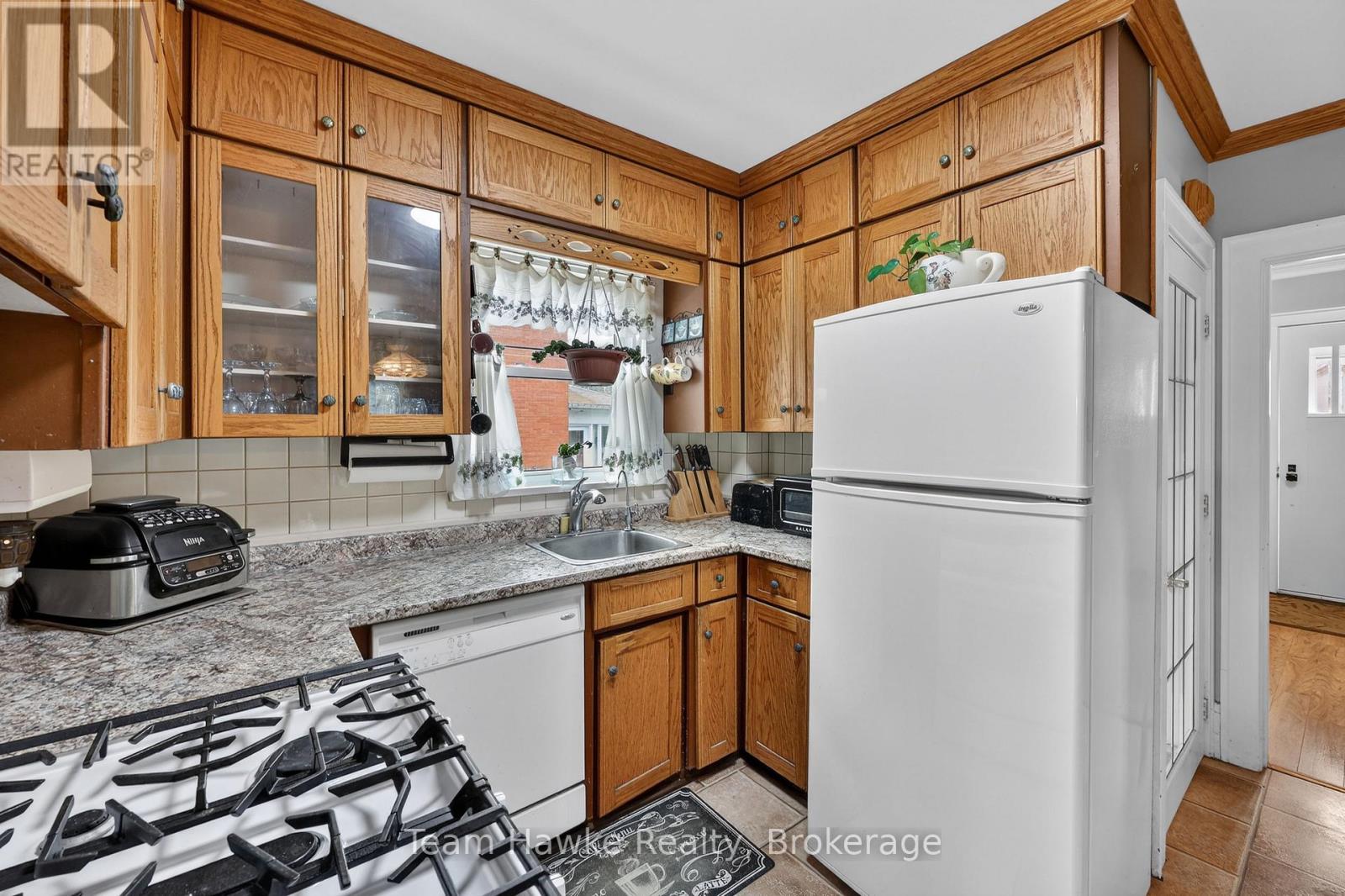 443 Elizabeth Street Property Photo 8