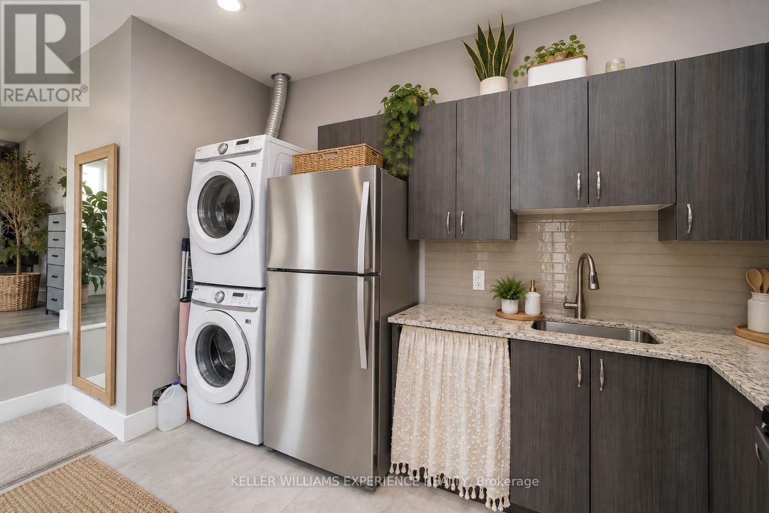 1055 Henry Street Property Photo 15