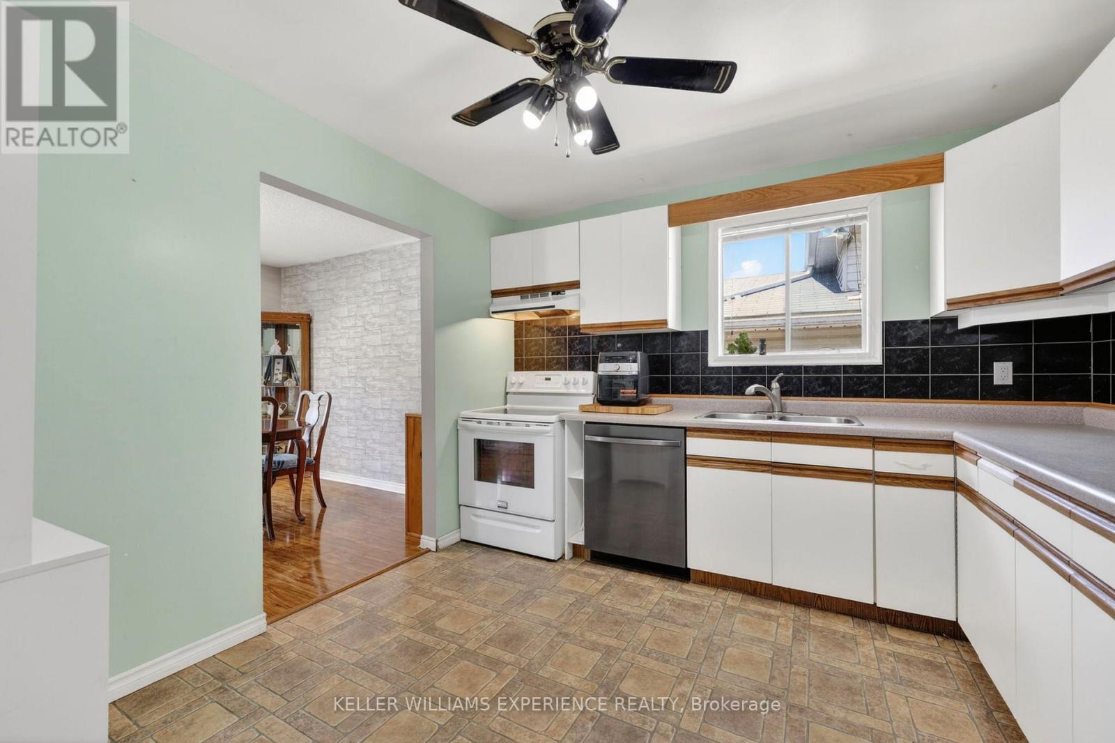645 Bayview Drive Property Photo 3
