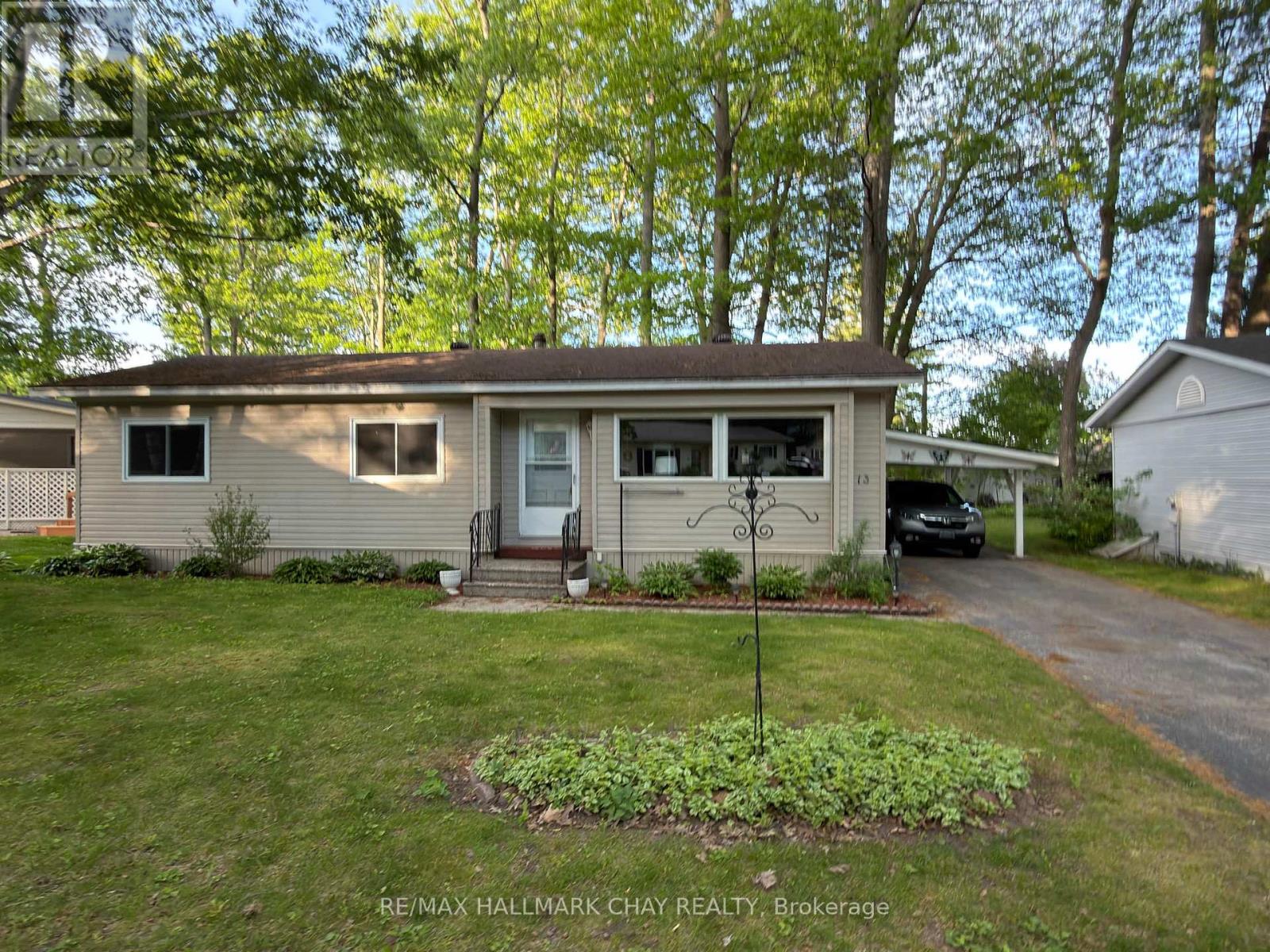 13 Carruthers Street N Property Photo 2