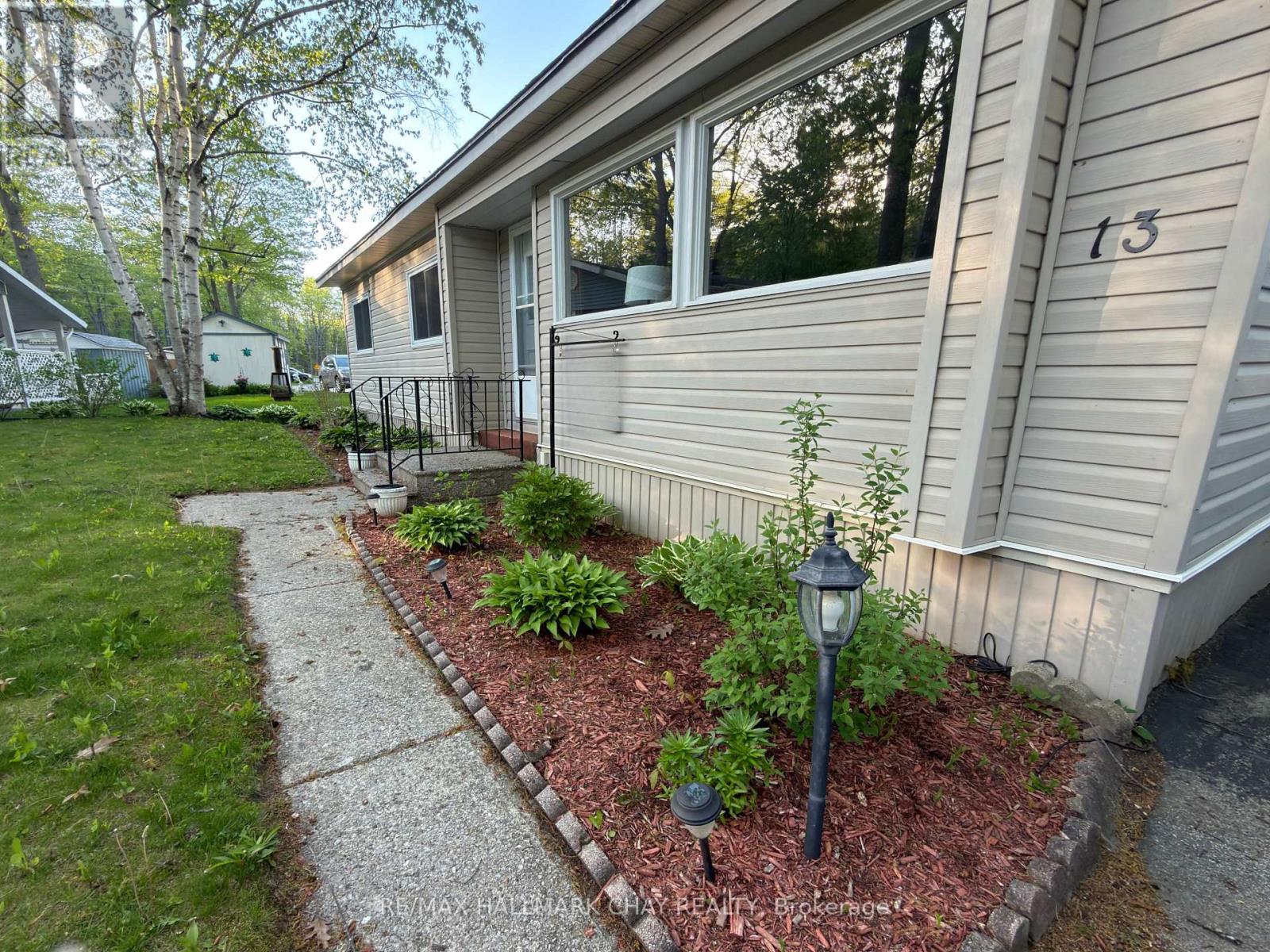 13 Carruthers Street N Property Photo 3