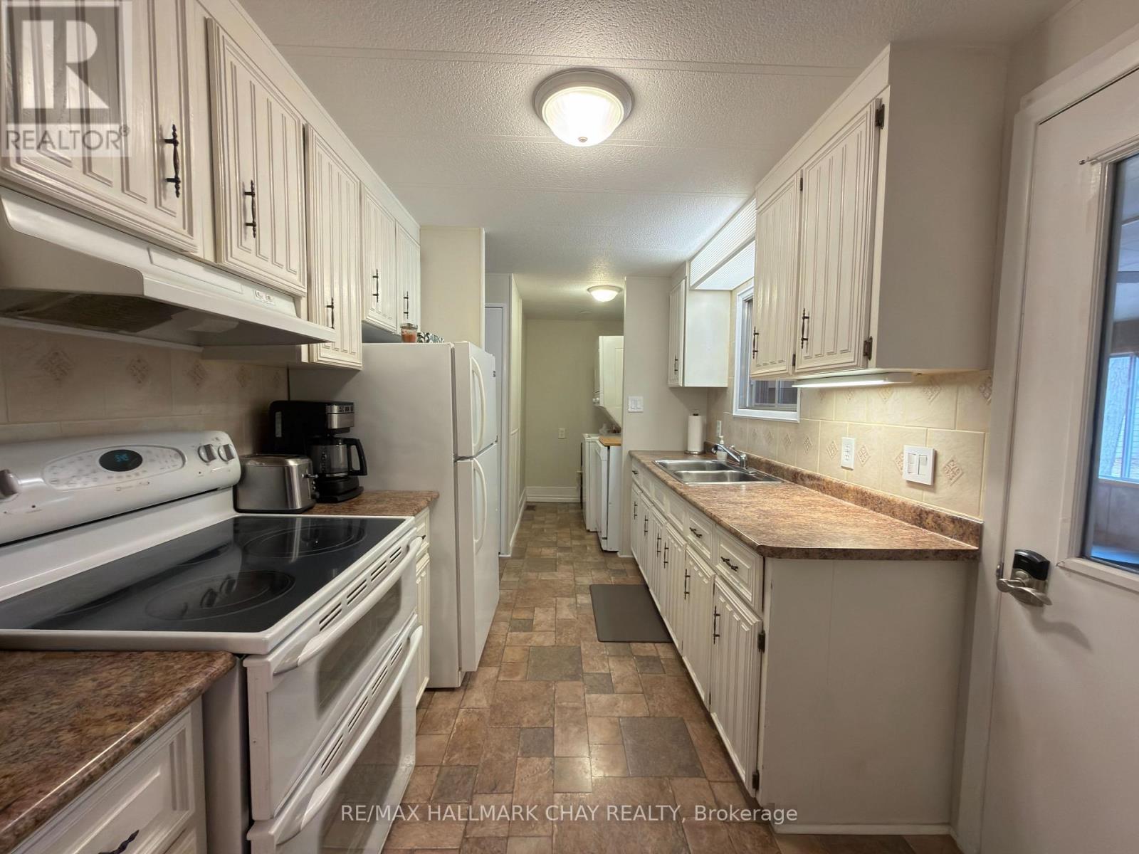 13 Carruthers Street N Property Photo 13
