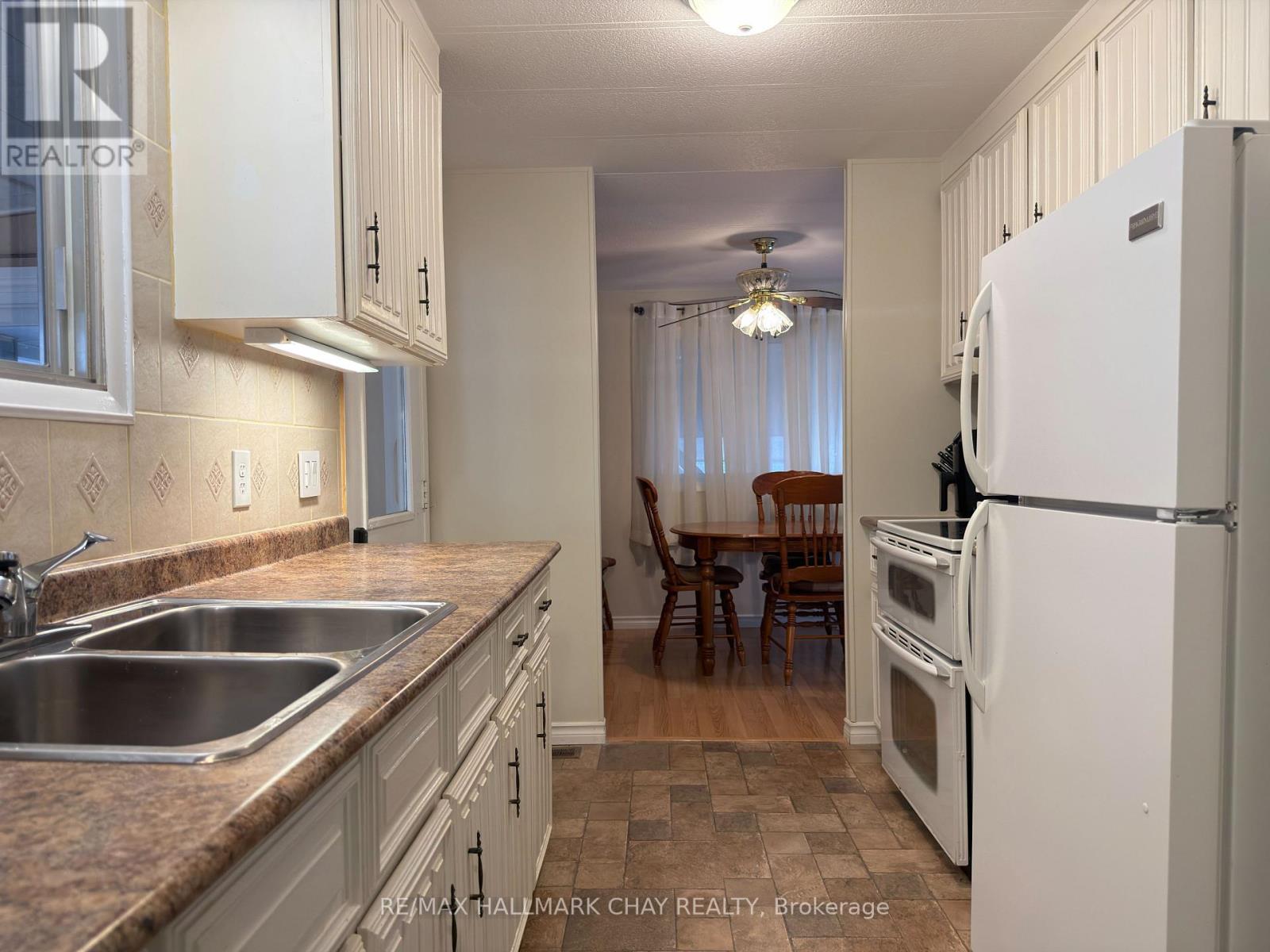 13 Carruthers Street N Property Photo 14