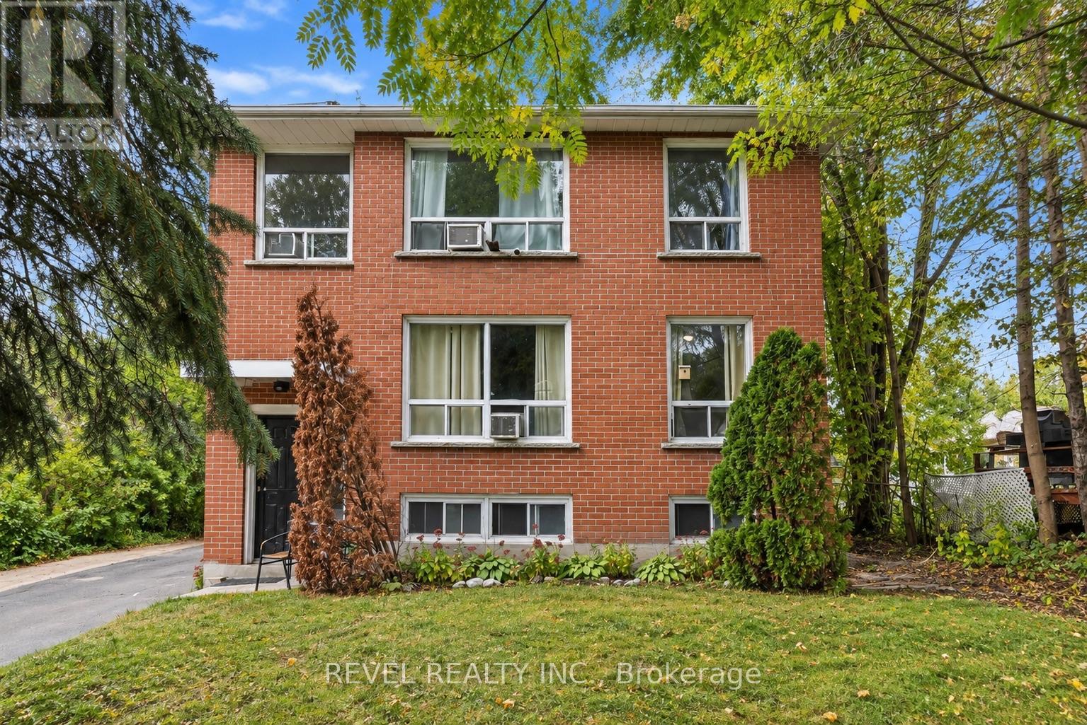 138 Innisfil Street Property Photo 2