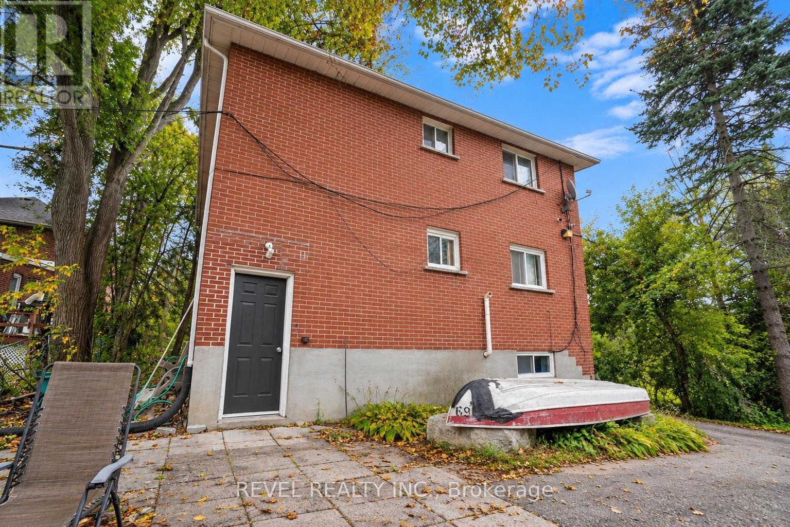 138 Innisfil Street Property Photo 3