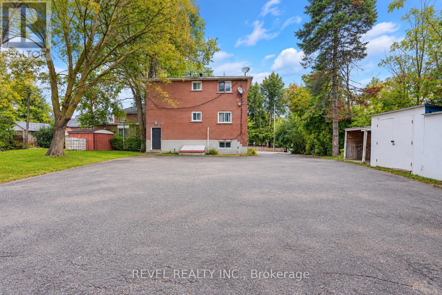 138 Innisfil Street Property Photo 4