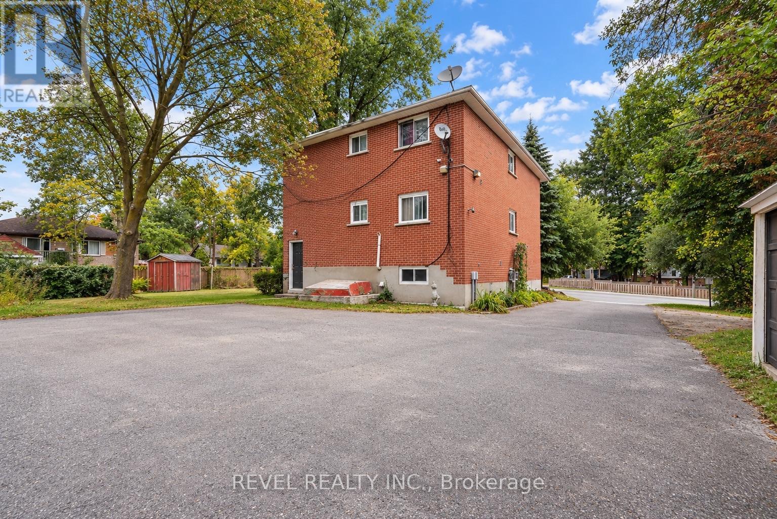 138 Innisfil Street Property Photo 5