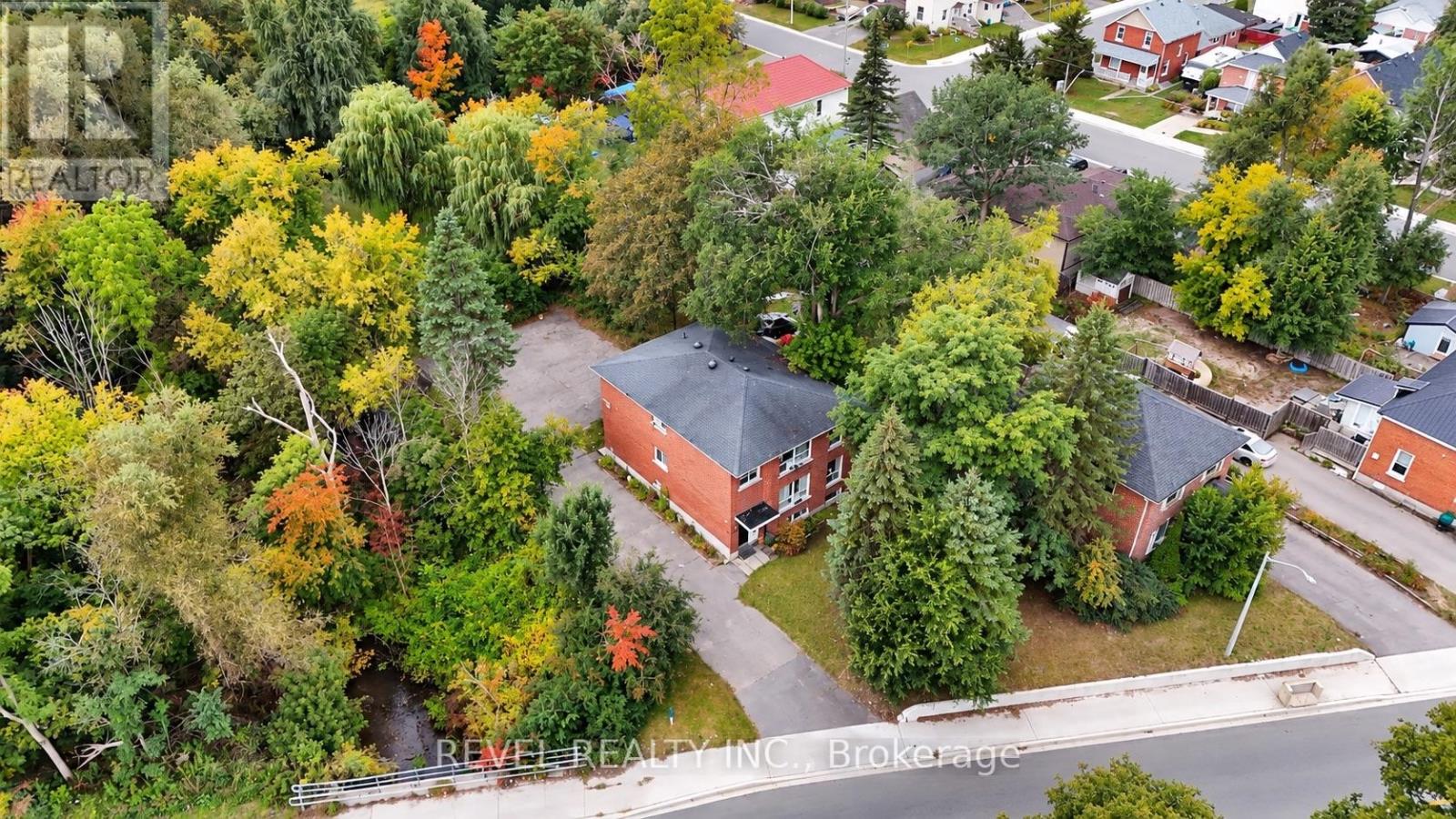 138 Innisfil Street Property Photo 9