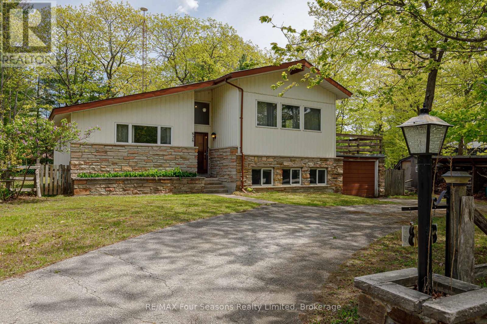 828 Oxbow Park Drive Property Photo 2