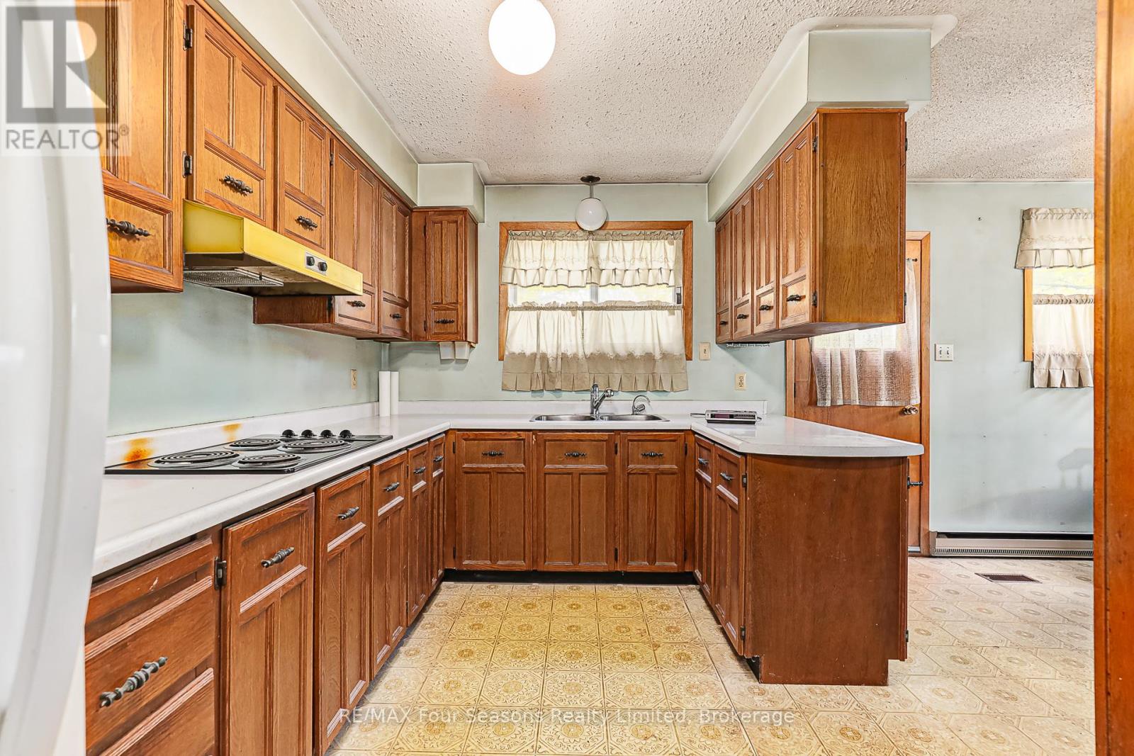 828 Oxbow Park Drive Property Photo 8