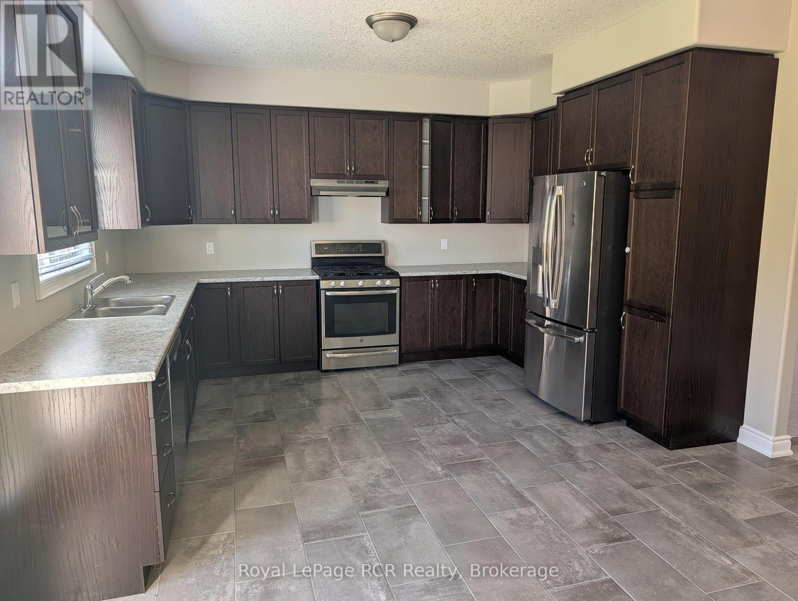 89 Lockerbie Crescent Property Photo 4