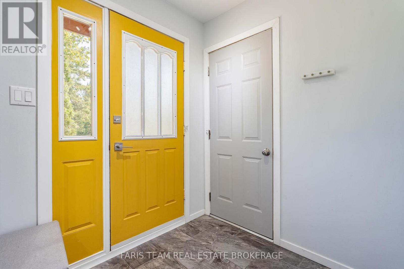 224 Lakeshore Road W Property Photo 4