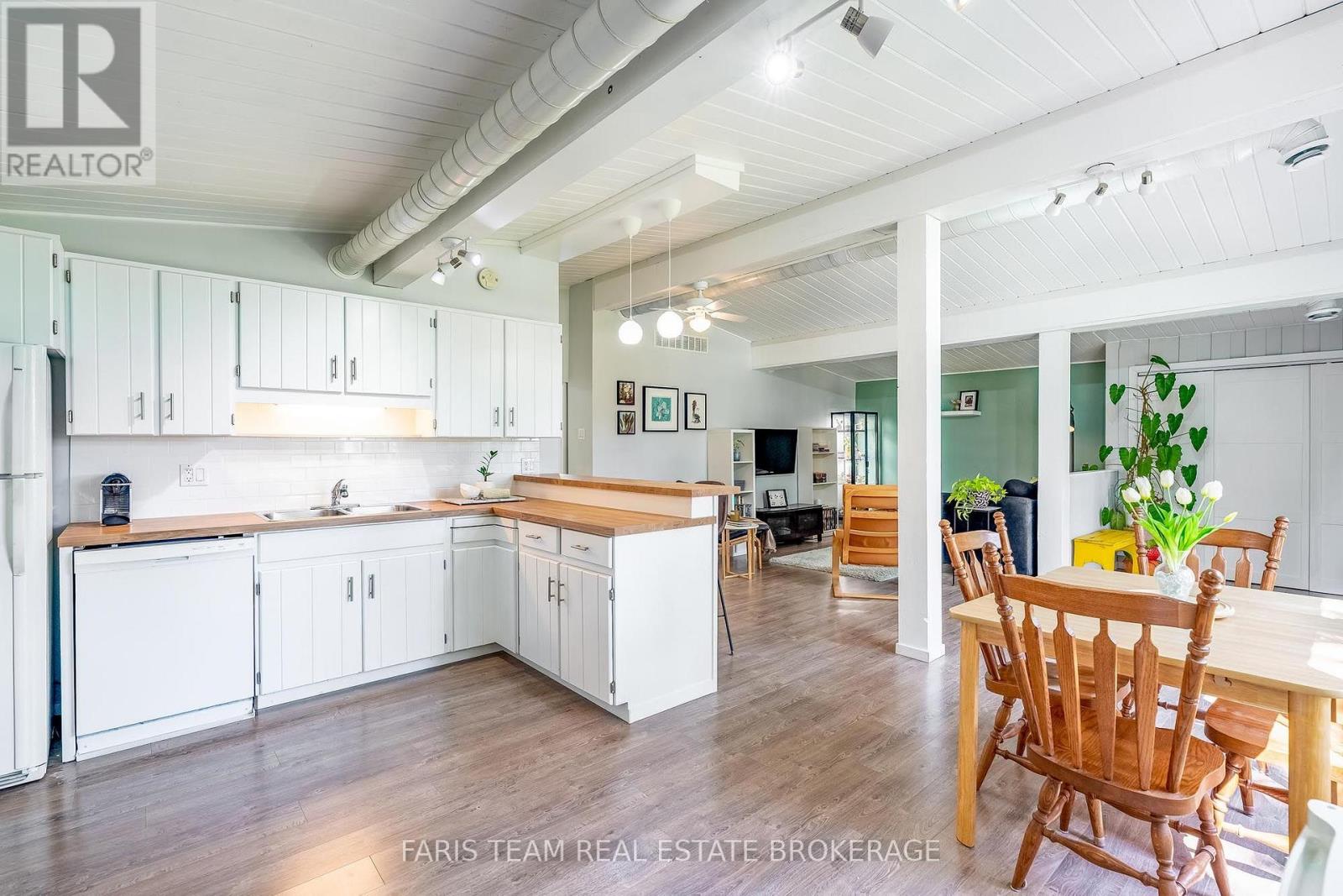 224 Lakeshore Road W Property Photo 6