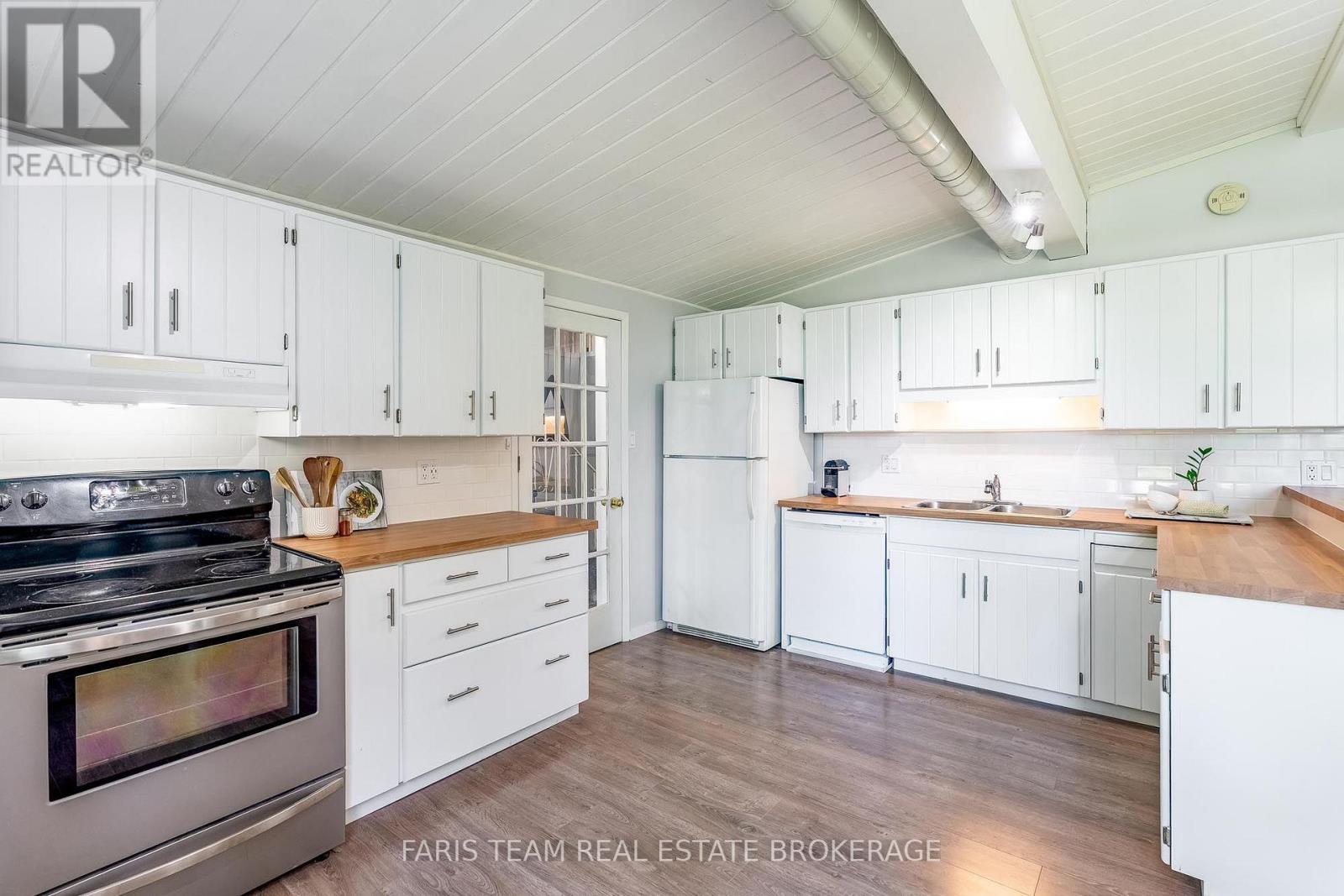 224 Lakeshore Road W Property Photo 7
