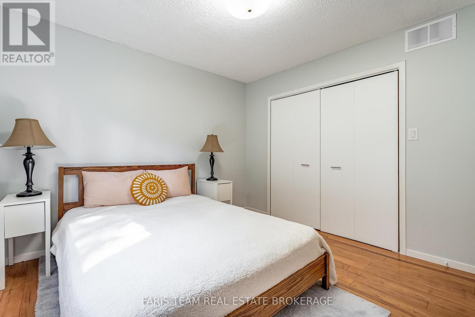 224 Lakeshore Road W Property Photo 19