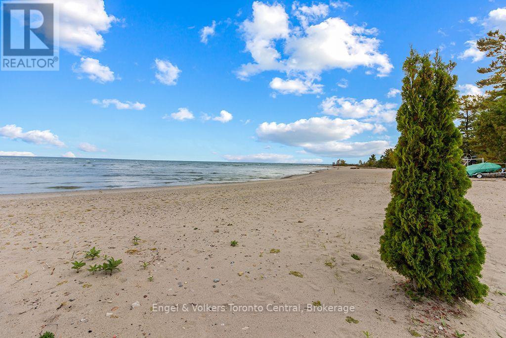 1420 Tiny Beaches Road N Property Photo 4
