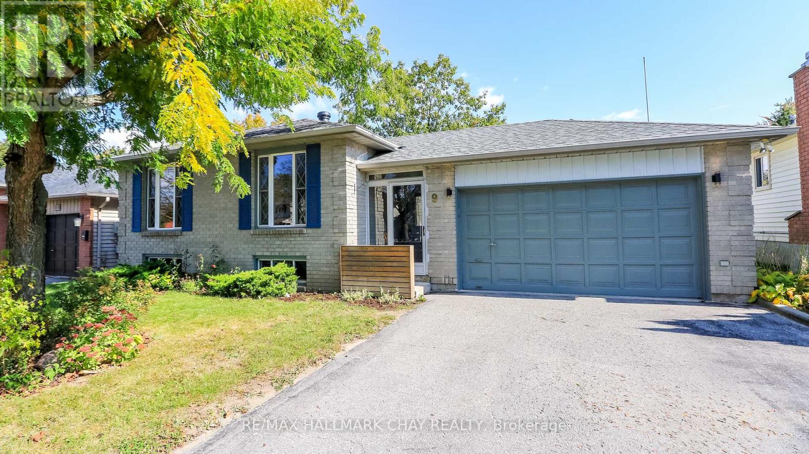 9 Bronte Crescent Property Photo 2