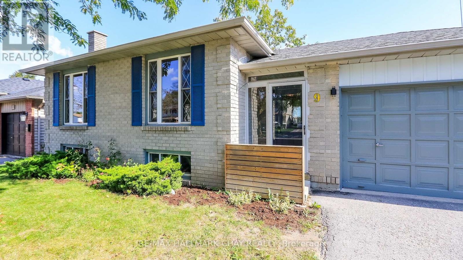 9 Bronte Crescent Property Photo 3