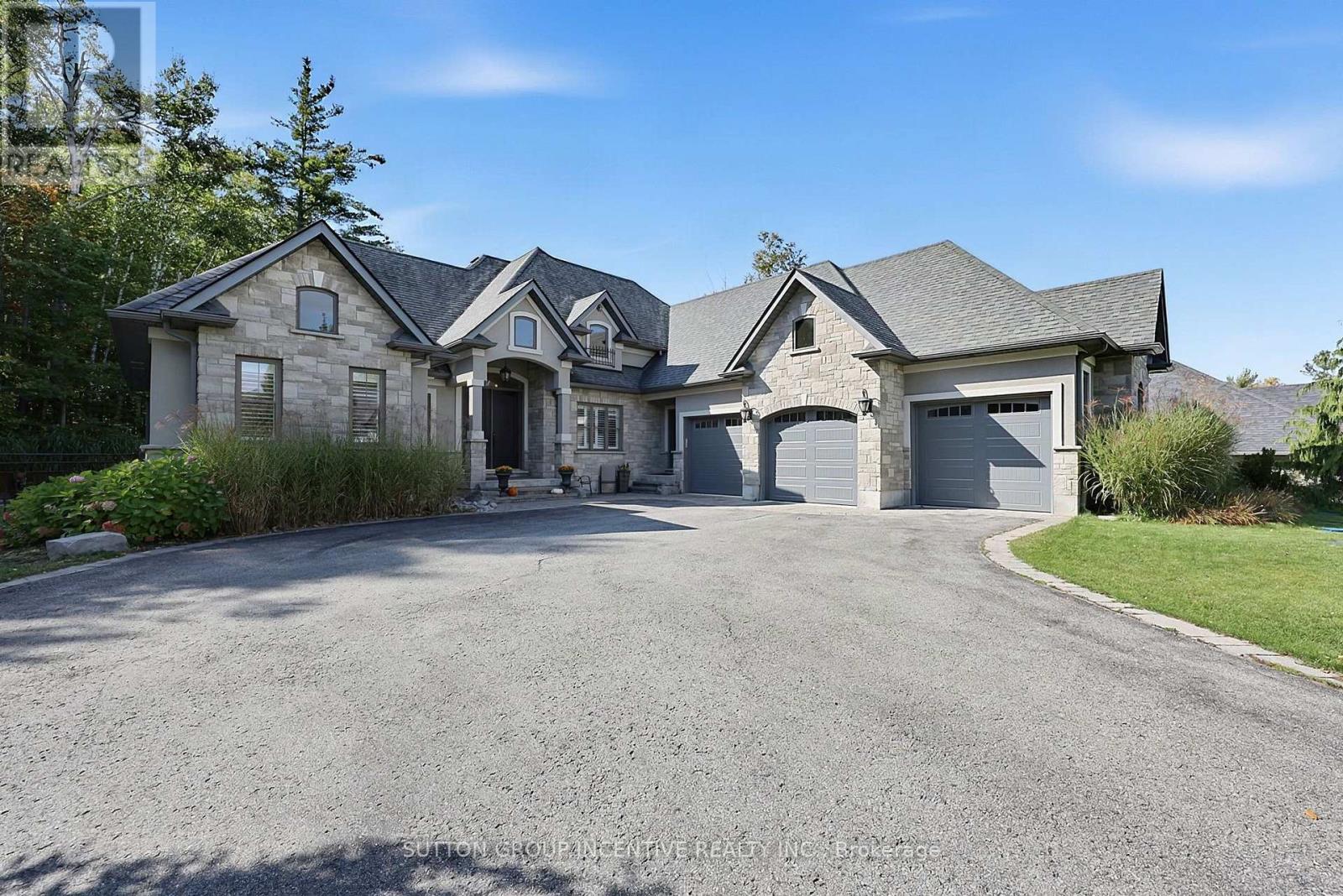 18 Wendat Trail Property Photo 2